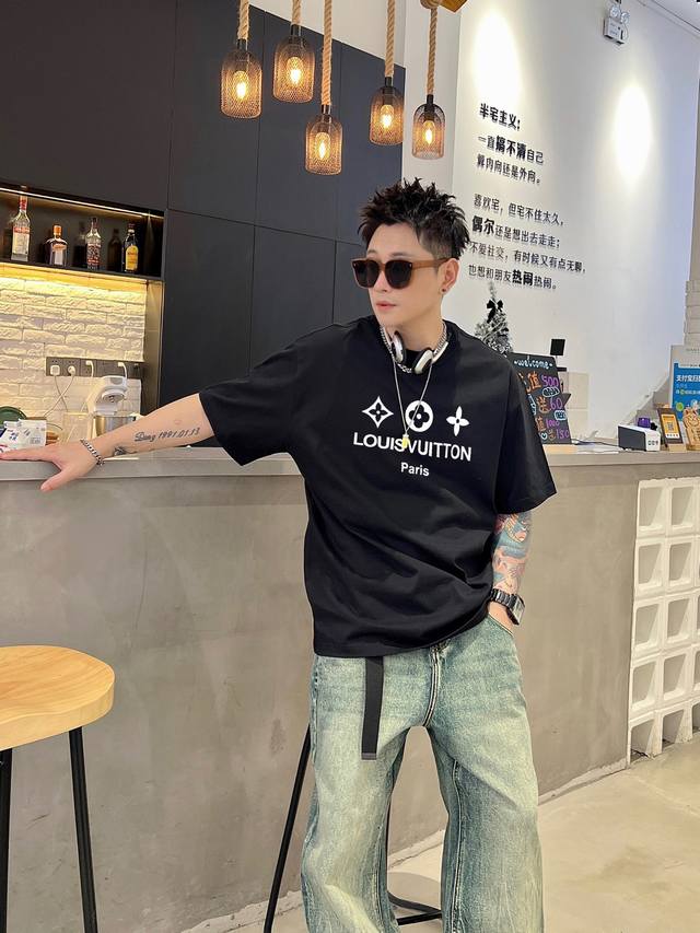 路易威登 新款字母印花双层重工短袖T桖 字母图案不管是T桖还是卫衣都是每年的爆款单品 前幅大面积印花采用大康丽数码印花机直喷 成本极高 经过多次的调试打版图案色