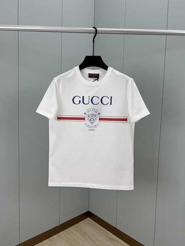 Gucci.古驰 25春夏新品Gucci Firenze 1921行李员徽章印花标识T恤，胸前正面缀饰精致而不失内敛的细节品牌标识，巧妙点缀Gucci刺绣和Gu