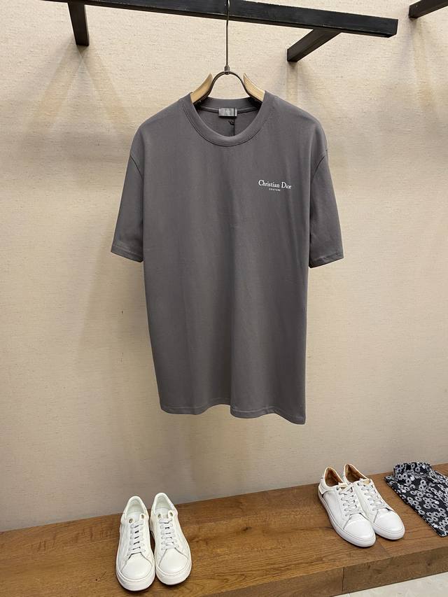 Dior， Cd2025新品，常规版型，270G洗水棉，36支双纱平稳，紧密挺厚手感。四线密边，双线领冚边，双针锁链底包边包线，前后幅印花 做工精细，三标齐全。