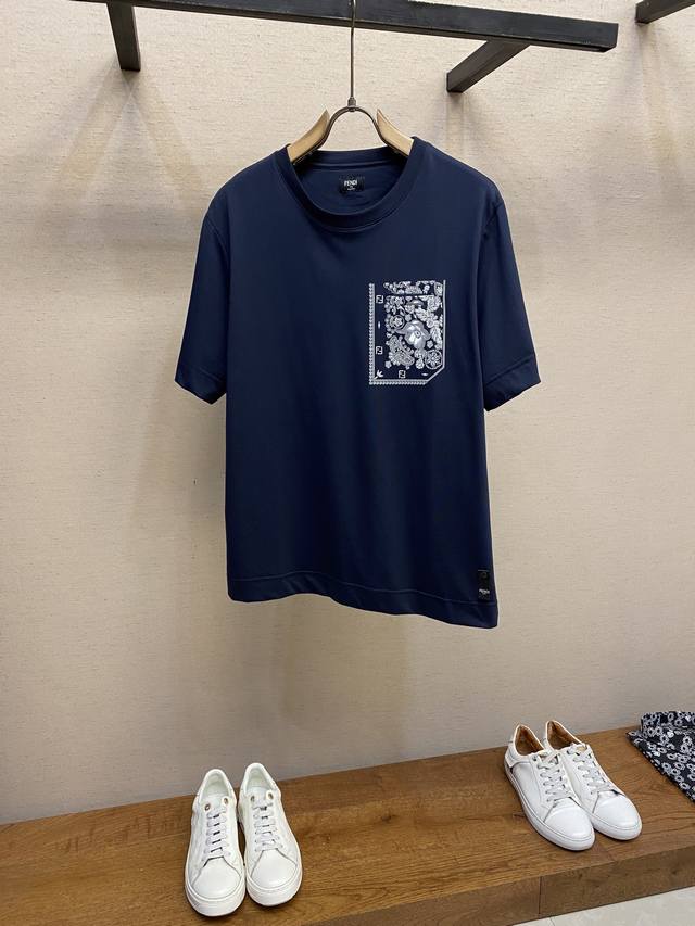 Fendi，珊瑚花印花短袖T恤 面料选择： 选用高支长绒棉编织而成 ，经纬密度可达1000根 英寸，布面紧密平整，触感光滑如丝绸，高密度结构增强了面料的耐用性，