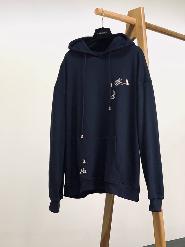 Louisvuitton 路易威登 2025Fw早秋新品 帆船刺绣连帽卫衣。经典藏蓝底色，自带沉稳高级感，是永不出错的时髦底色。 后背超大篇幅的经典 Logo