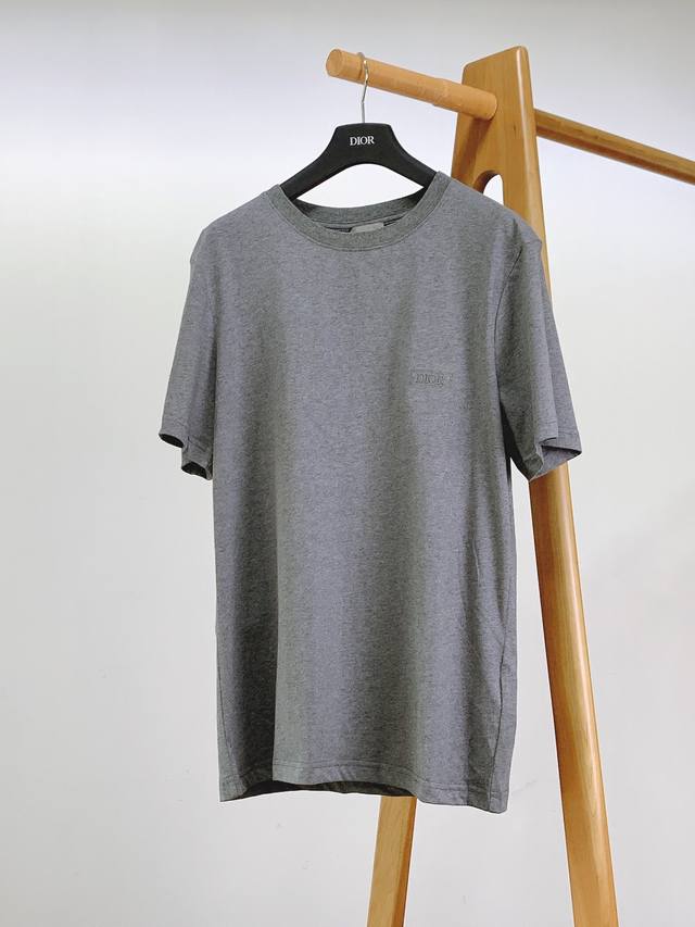 Dior Homme 迪奥 桀傲 2025Ss春夏新品 灰色刺绣短袖T恤，以极简设计诠释高端质感。 胸前精致的品牌刺绣徽章，立体饱满，不张扬却自带高奢气场，是品