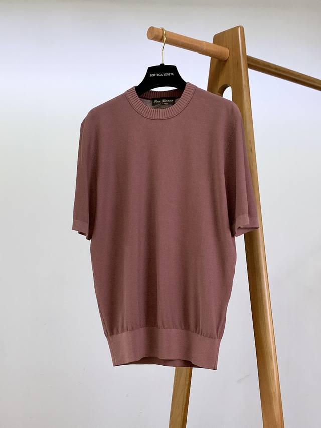 Loropiana L.P2580Ss春夏新品 Walkery 男士圆领针织衫，这款圆领短袖针织衫采用棉质与桑蚕丝混纺纱线制成。通体凸针编织营造出轻盈且流畅的版