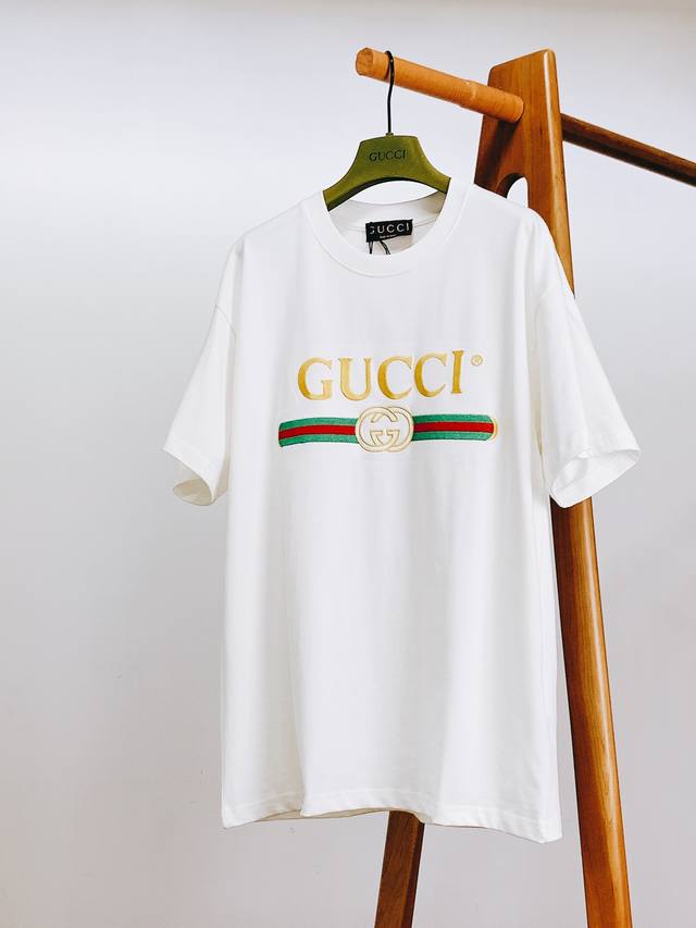 Gucci 古驰 刺绣标识T恤 胸前的品牌标识采用撞色刺绣工艺，金色“Gucci”字样鲜明夺目，与下方红绿撞色条纹、双G Logo相互映衬。刺绣针法细腻，色彩过
