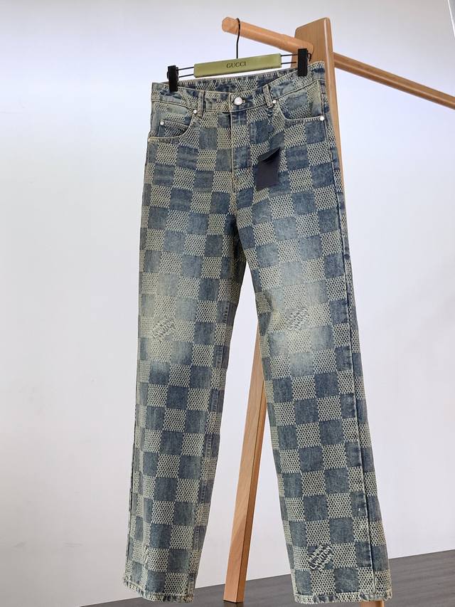 Louisvuitton 路易威登 棋盘格怀旧牛仔长裤。 这款经典牛仔夹克以标志性的3D Damier为特色，其纹理提花和“Marque L.Vuitton D