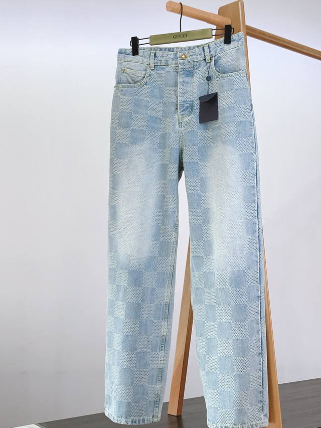 Louisvuitton 路易威登 棋盘格直筒牛仔裤 直筒版型，定织棋盘格提花丹宁面料，经典的格子图案融合3D提花两种技术相结合，通过织机在面料上织出立体花纹的