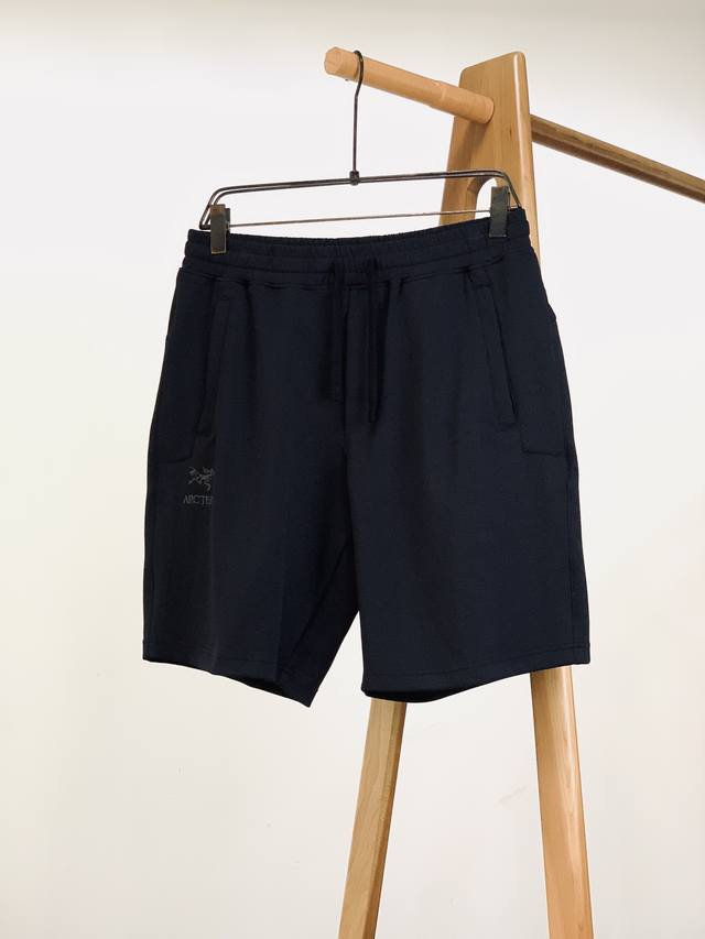 Arcteryx 始祖鸟 2025Ss春夏新品 Arc短裤 户外与日常的完美融合 专为追求品质与功能的你打造。简约大气的外观设计，低调中尽显格调。腰部抽绳设计，