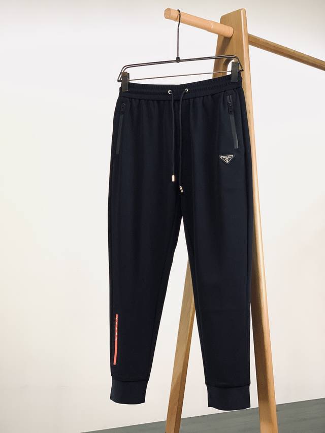 Prada 普拉达 2025Ss早春新品 时尚抽绳休闲裤，双层针织，定制的面料，客供五金辅料～春秋季中不可缺少的必备单品，在日常穿搭中，合理的卫裤穿搭，即休闲又
