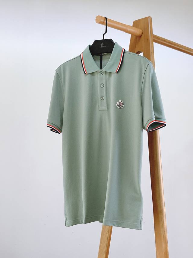 Moncler 蒙口 2025Ss春夏新品 基础款撞色饰边翻领短Tee。这款Polo衫采用棉质珠地面料制成，是适合各种季节的隽永设计单品。经典款式，以三色细节点