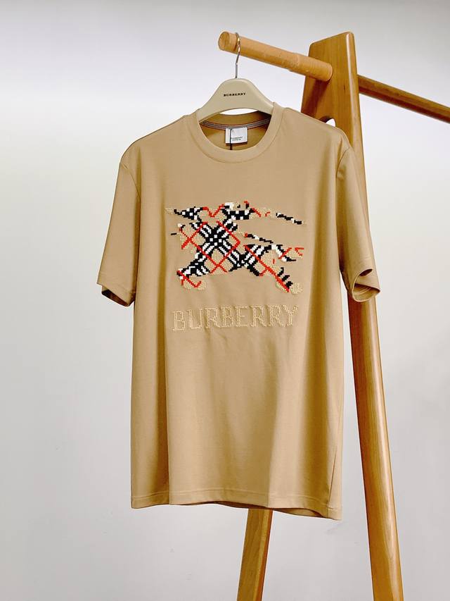Burberry 巴宝莉 2025Ss春夏新品 马术刺绣T恤。经典重塑，细节为王，以匠心细节诠释英伦奢品格调。 经典骑士纹章打破常规，以像素风刺绣焕新呈现。格纹