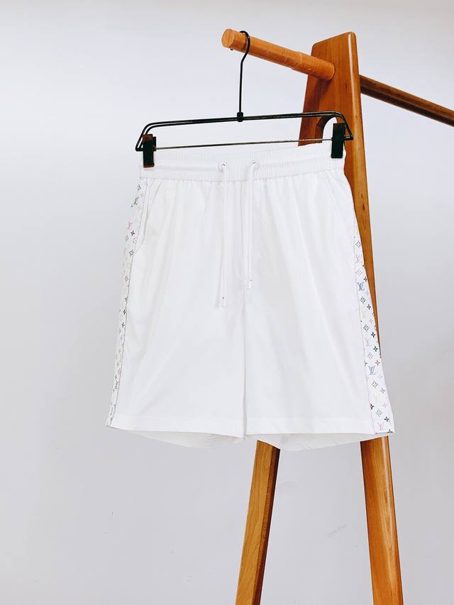 Louisvuitton 路易威登 2025Ss春夏新品 波纹提花压印短裤。定制面料打造，看似简洁的白色短裤，实则是优质面料的较量！摸起来柔软又挺括，透气不闷汗