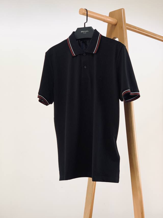 Prada 普拉达 2025Ss春夏新品 字母刺绣翻领T恤，甄选优质珠地面料打造，手感面糯有骨感，柔而有韧性。液氨工艺处理，韧性和抗皱性能得到大幅度提高。微廓形