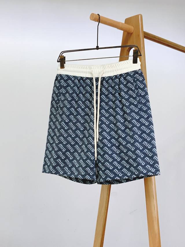 Miumiu 缪缪 2025Ss春夏新品 满印休闲短裤。满铺的“Miu Miu”字母提花工艺！水洗也不容易掉色变形。近看能摸到凹凸的提花质感，像把“Miu Mi