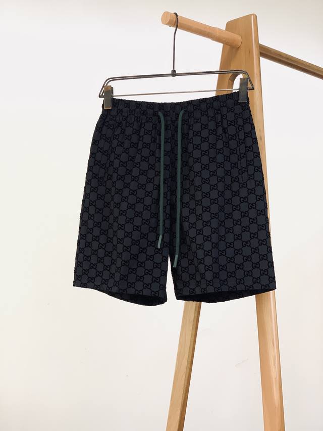 Gucci 古驰 2025Ss春夏新品 新款休闲短裤。底布定织面料打造，植绒工艺采用全国独家最先进的进口全自动植绒机，进口绒料，对板花型调制，加密加长绒高，进口