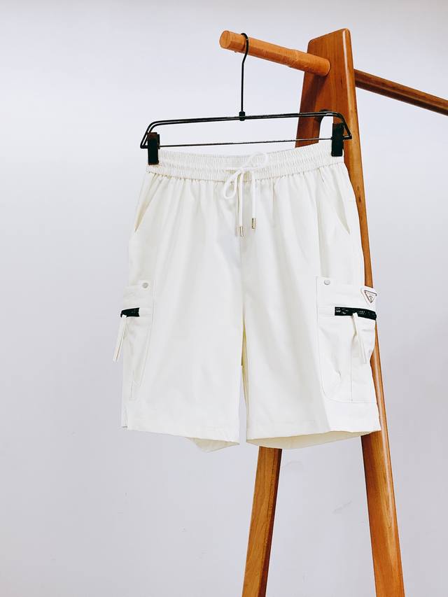Prada 普拉达 2025Ss春夏新品 复古工装休闲裤，双层针织，定制的面料，客供五金辅料～春夏中不可缺少的必备单品，在日常穿搭中，合理的短裤穿搭，即休闲又舒