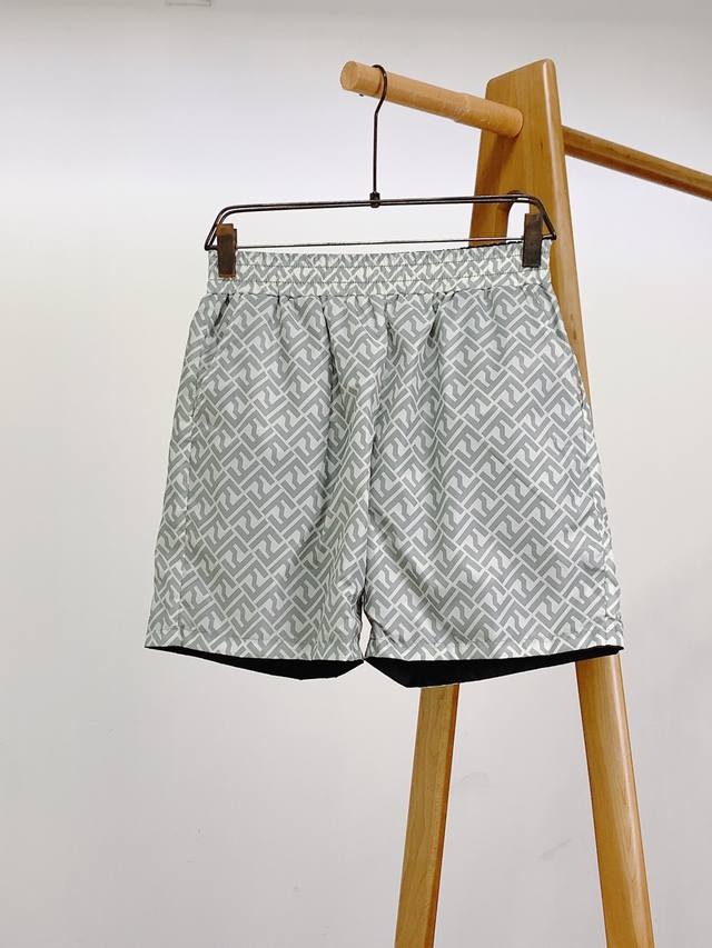 Fendi 芬迪 2025Ss春夏新品 小怪兽系列双面穿抽绳休闲短裤！ 时尚系列，独特拼料设计，抽绳休闲裤。 订纱开始订染和订纺。 国内某大厂出口日本 和供应几