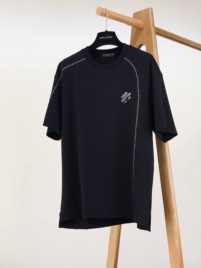 Louisvuitton 路易威登 2025Ss春夏 休闲刺绣T恤。甄选高支纯棉面料打造。肩部与侧边的明线，打破纯色单调，勾勒利落线条，让简约 T 恤有了建筑感