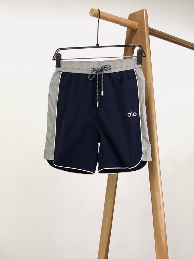 Alo 2025Ss春夏新品 复古工装休闲裤，双层针织，定制的面料，客供五金辅料～春夏中不可缺少的必备单品，在日常穿搭中，合理的短裤穿搭，即休闲又舒适。成衣有型