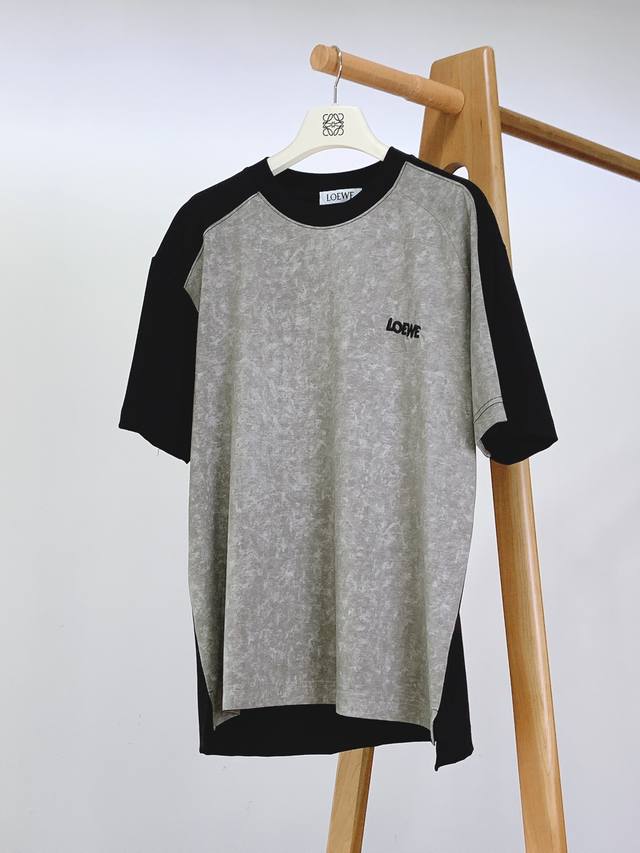 Loewe 罗意威 2025Ss春夏新品 撞色拼接 T 恤。甄选优质高支纯棉面料打造。前片做旧纹理灰，像把艺术画布裁成面料，后片净版平衡视觉，领口、袖身的拼接走