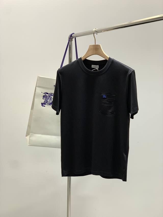 Burberry 巴宝莉，2025夏季最新品，专柜同步有售，原单狠货，时尚休闲圆领短袖T恤，进口原版面料，上身舒适透气，顶级印花工艺字母图案装饰Logo，档次极