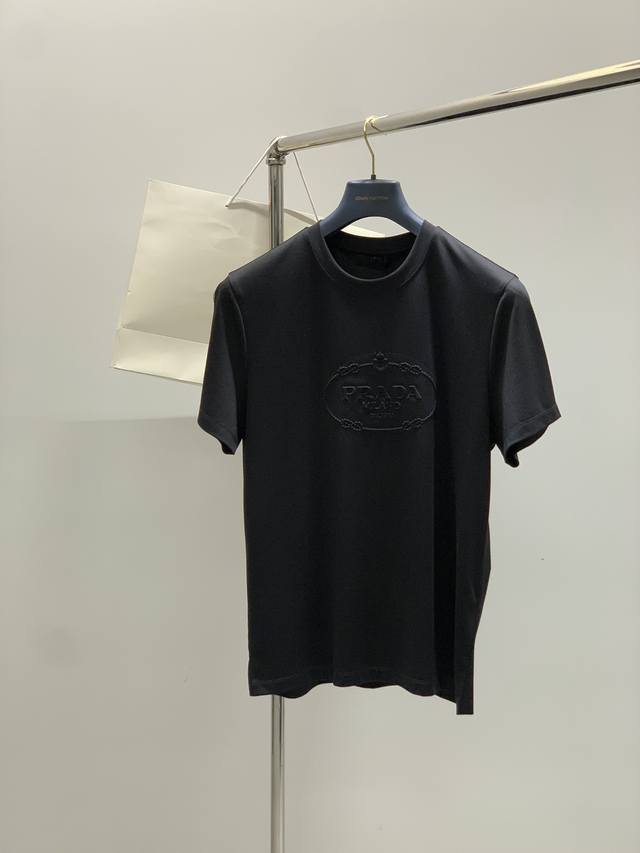 Prada 普拉达，2025夏季最新品，专柜同步有售，时尚休闲圆领短袖T恤，进口原版面料，做工极为复杂，唯一可以做代购级别的渠道狠货，顶级浮雕工艺字母图案Log