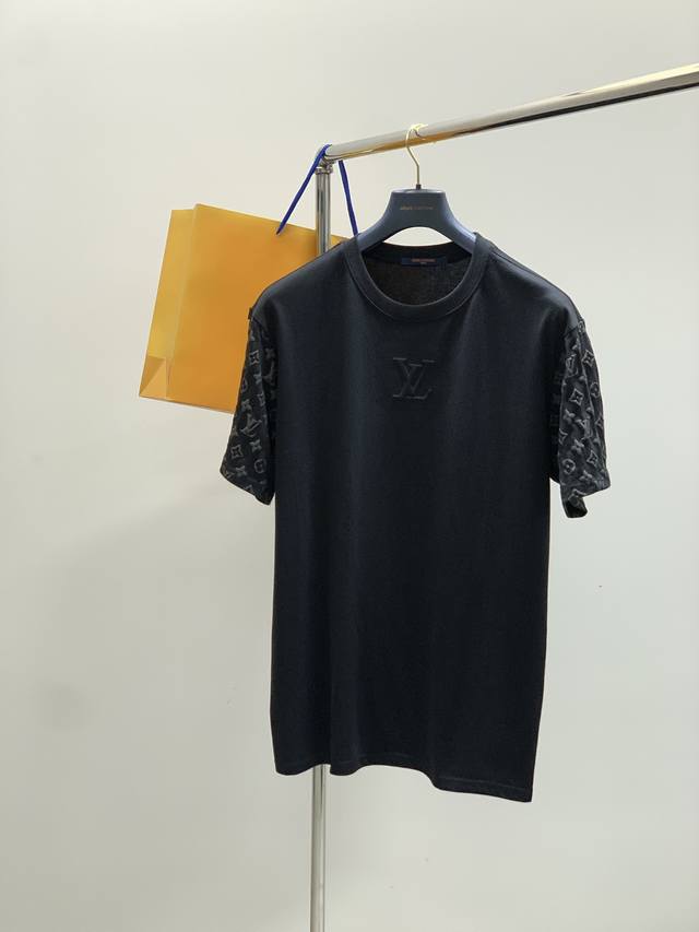 Louisvuitton 路易威登，2025夏季最新款，专柜同步有售，原单狠货，时尚休闲圆领短袖T恤，上身很有特点！吸睛而有亮点，进口原版面料，顶级印花工艺字母