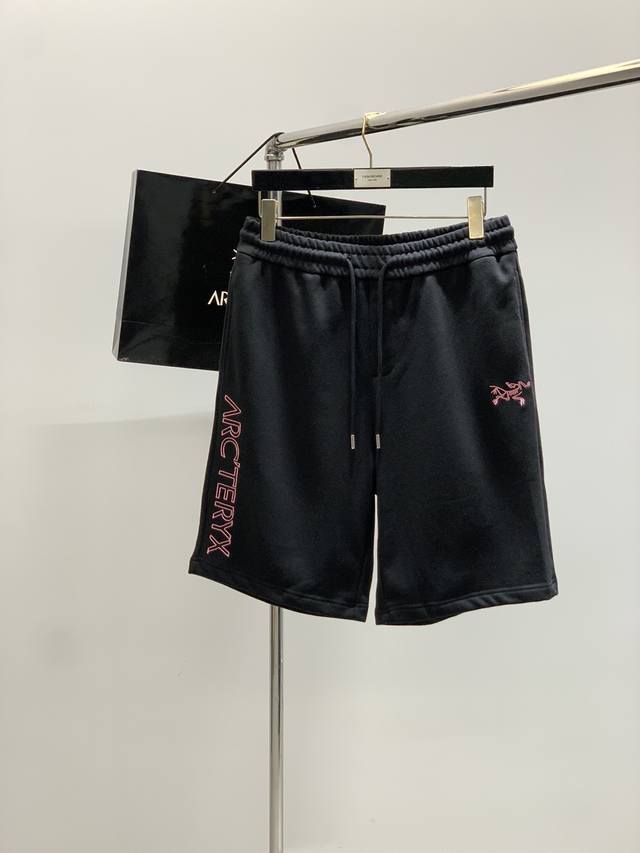Arcteryx 始祖鸟，2025夏季新品，时尚休闲短裤，专柜同步有售，原单狠货，采用进口原版面料，顶级刺绣工艺字母图案Logo，档次极高，从容百搭，上身帅气有