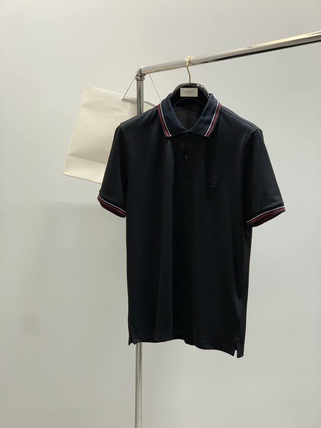 Prada 普拉达，2025夏季最新品，专柜同步有售，时尚休闲翻领短袖T恤，进口原版面料，做工极为复杂，唯一可以做代购级别的渠道狠货，顶级刺绣工艺字母图案Log