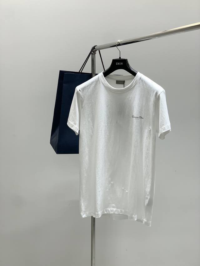 Dior 迪奥， 2025夏季新品，专柜同步有售，简约时尚休闲圆领短袖T恤，原版进口面料，舒适透气，顶级印花工艺字母图案Logo，档次极高，独特设计，上身时尚帅
