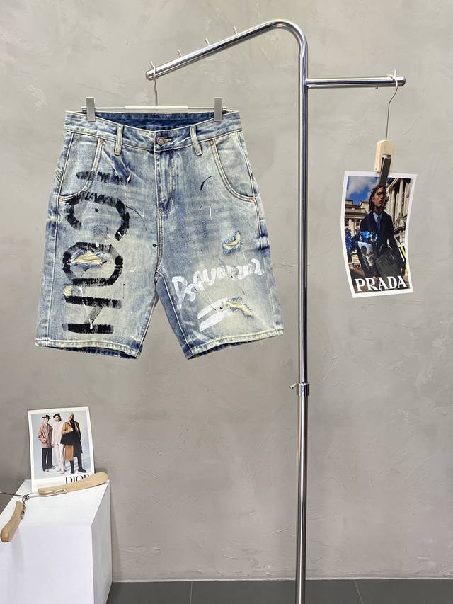 Dsquared2第二次方独家专供新款休闲牛仔短裤高端版本！专柜定制面料 透气舒适度高，细节无可挑剔，品牌元素设计理念，体现高品质。手感细腻柔软！呈现休闲裁剪，