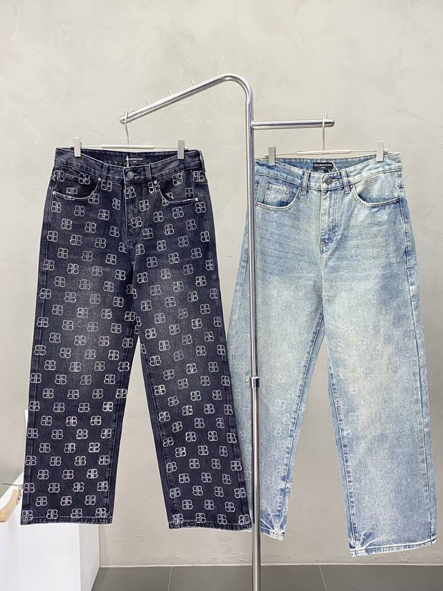 Balenciga巴黎世家独家专供新款牛仔阔腿裤高端版本！专柜定制面料 透气舒适度高，细节无可挑剔，品牌元素设计理念，体现高品质。手感细腻柔软！呈现休闲裁剪，上