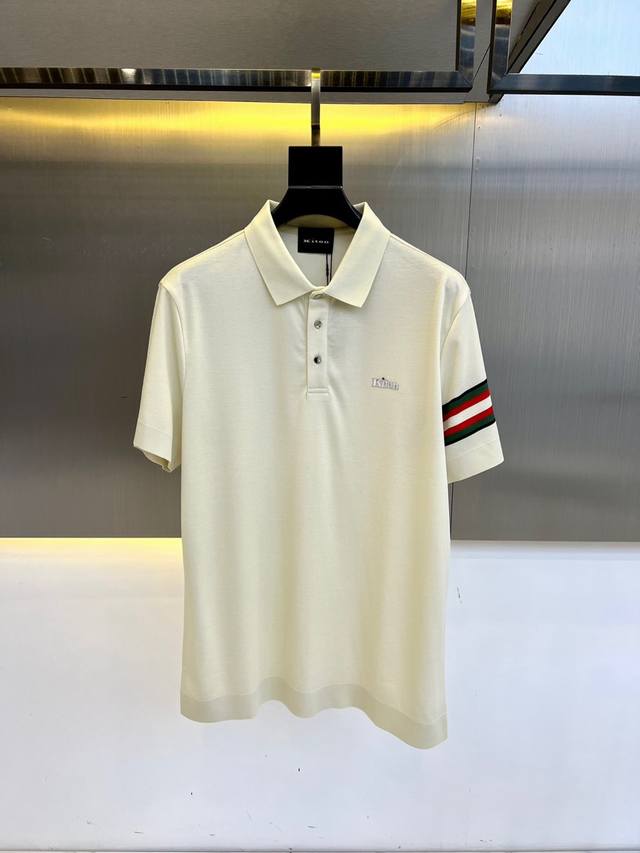 Kiton 2025春夏新款男士翻领套头短袖针织衫修身休闲T恤。100%纯棉针织面料，经过特殊浇洗工艺处理，手感柔软且质感大幅提升，上身舒适透气。采用横机针织工