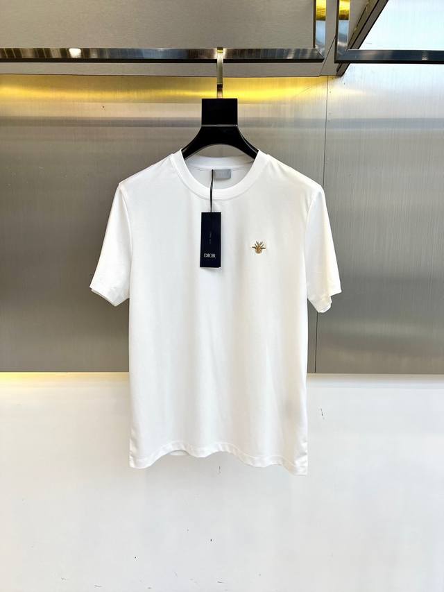 Dior、2025春夏男士新款圆领短袖T恤。进口定织面料100%纯棉、面料手感丝滑柔软，透气亲肤性极佳，着身无比的舒适，整体质感相当之高！衣身胸前标志性Logo