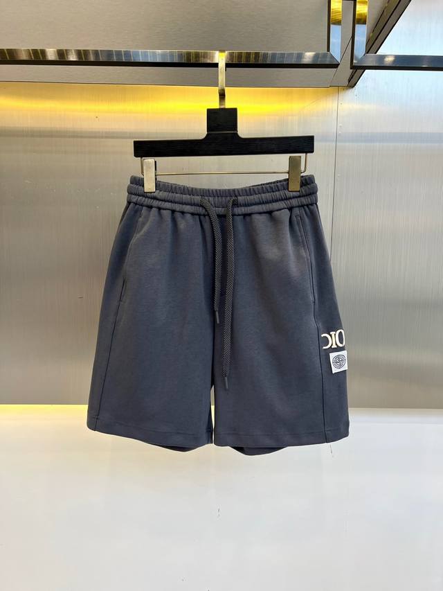 Dior、2025Ss夏季新品发售短裤！甄选客供进口定制短裤专用面料，平整简约，亲肤透爽。面料的柔软性舒适性也都是无可挑剔的、辨识度高，上身绝对不会出错，搭配性