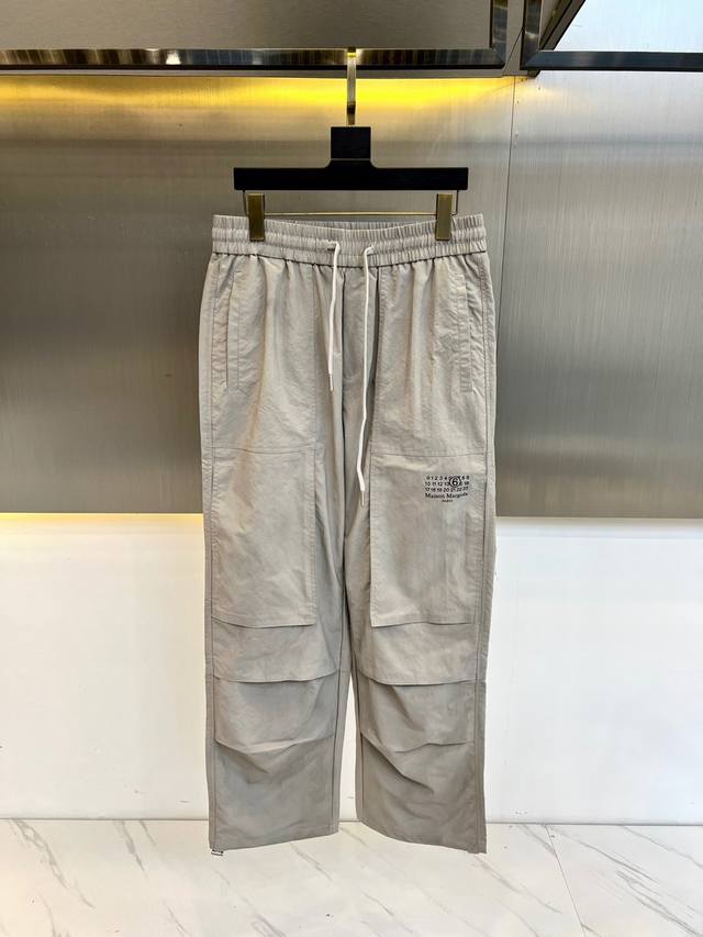 马吉拉、高街机能风伞兵工装裤褶皱直筒裤。25Aw新品系列第一款长裤，手感舒适、有轻微的抗皱性且面料弹性较好，这样的面料质感使得整条长裤的轮廓更加流畅，可高度适配