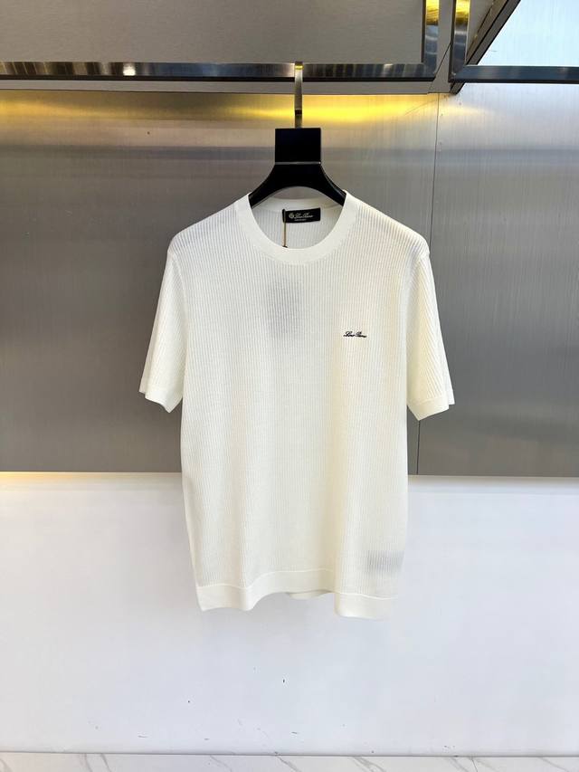 Lor Piana 25Ss春夏新款顶级桑蚕丝混纺丝光棉针织圆领短袖T恤。选用客供进口桑蚕丝混纺材质，由超精细进口机织工艺精心织造，绝佳的弹性与滑腻软糯亲肤的触