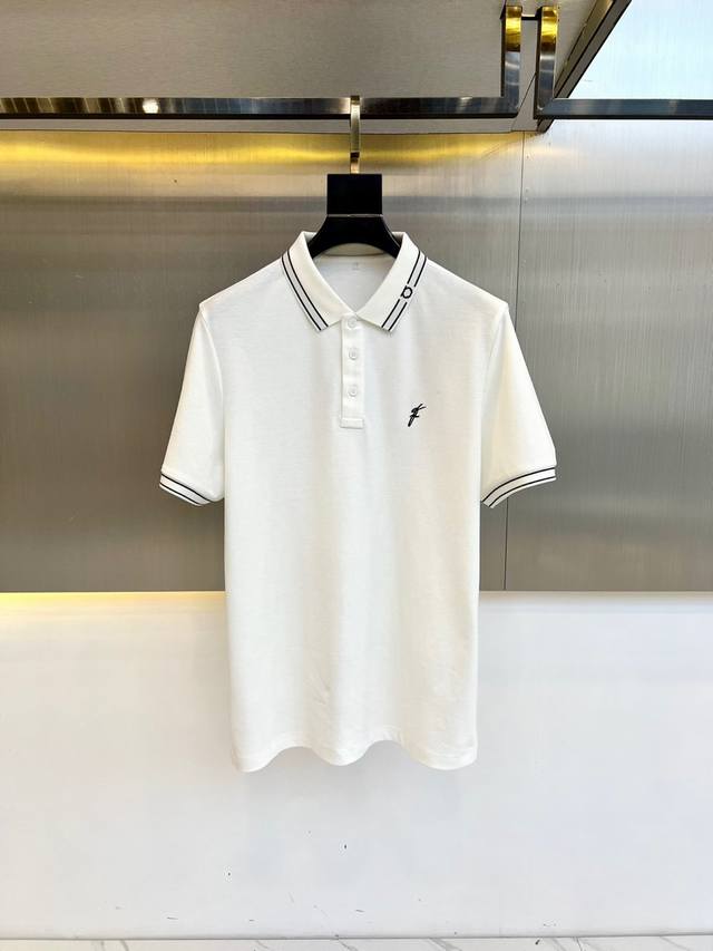 Ferragam菲拉格慕、2025夏季新款男士肌理感翻领短袖Polo衫。100%海岛长绒棉因产量稀少而格外珍贵的Pima棉 匹马棉来自美国，是极品特长绒棉 El