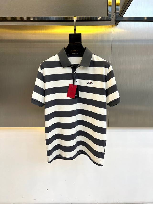 Kiton、2025Ss春夏新品，男士条纹设计翻领短袖Polo衫，甄选客供定制混纺丝光珠地棉面料，轻薄具备棉的吸湿性导湿，光泽度好，重工刺绣Logo标识，精心诠