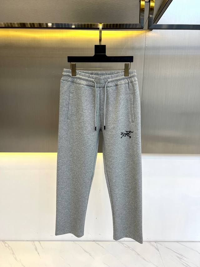 Arcteryx 始祖鸟、 2025S春夏新款空气层棉质抽绳卫裤，男士经典印花徽标时尚运动休闲抽绳卫裤！采用客供进口260G嫚巴棉材质，手感柔软舒适，挺括且垂感