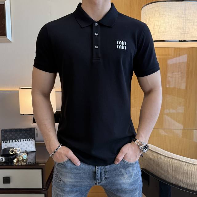 谬谬 2025Ss蛇年春夏新款Polo领短袖系列。精选优质双丝光珠地棉面料，时尚大牌元素Logo设计，上身版型超赞，面料细腻舒适透气，随意搭配都超级好看时尚型男