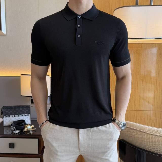 杰尼娅 2025Ss蛇年春夏新款Polo领短袖系列。精选优质蚕丝绵棉面料，时尚大牌元素Logo设计，上身版型超赞，面料细腻舒适透气，随意搭配都超级好看时尚型男必