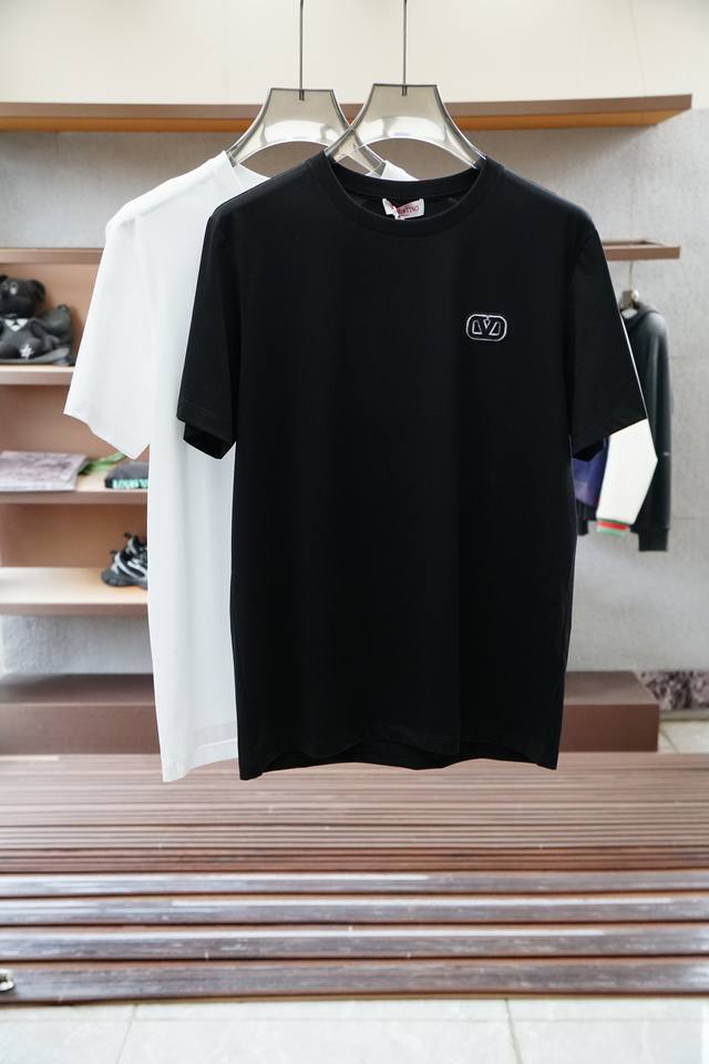 华伦天奴-2025春夏系列新品 男士圆领短袖奢华品牌胸前数码刺绣Logo标识标注上身就能体会这款设计带来的年轻与时尚感！整体时尚而有潮流，采用顶级欧洲双面丝光棉