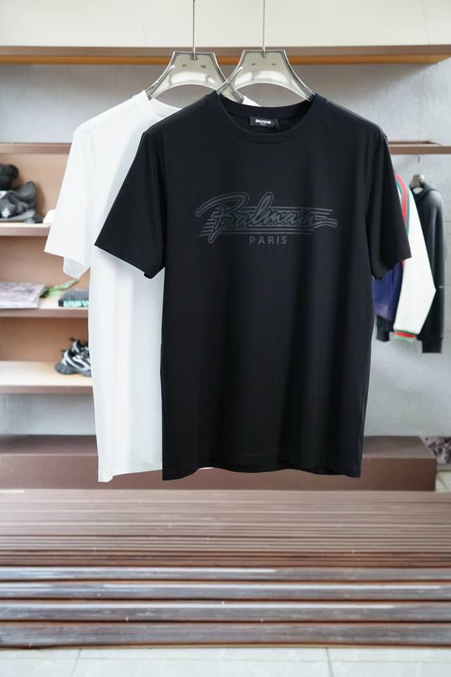 巴尔曼-2025春夏系列新品 男士圆领短袖奢华品牌胸前数码印花Logo标识标注上身就能体会这款设计带来的年轻与时尚感！整体时尚而有潮流，采用顶级欧洲双面丝光棉面