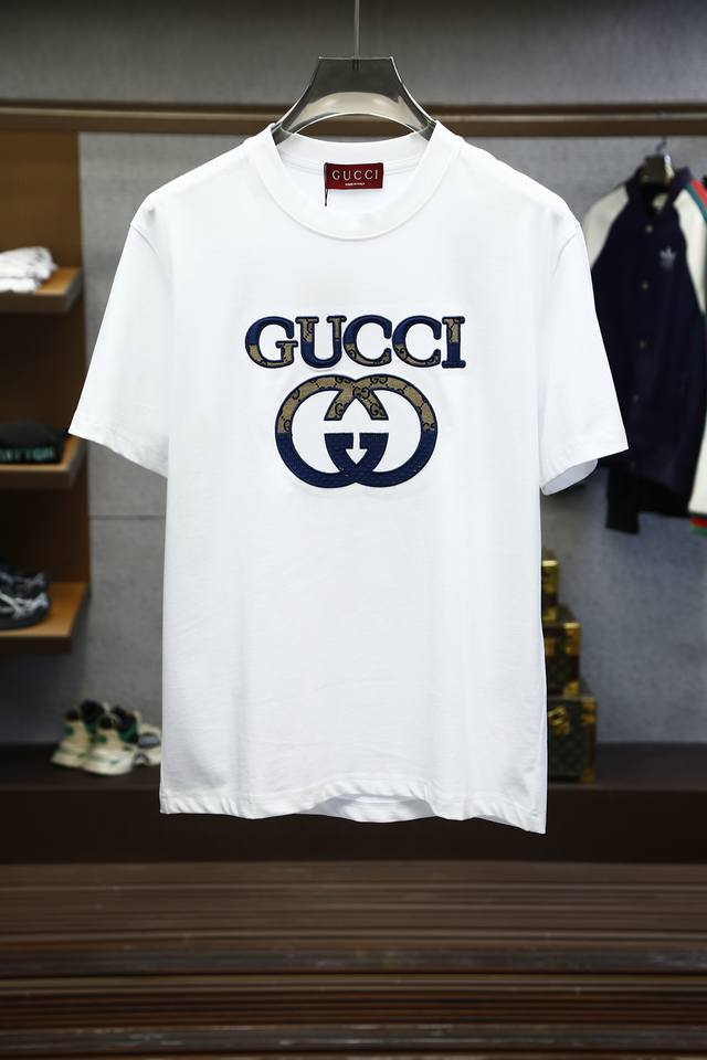 Gucci 古奇25Ss春夏最新联名款针织棉布圆领短Tee，男女同款时尚罗盘标识联名图案刺绣休闲套头短袖T恤衫！贸易公司渠道稀出，领先官网发售！全新联名T恤无疑