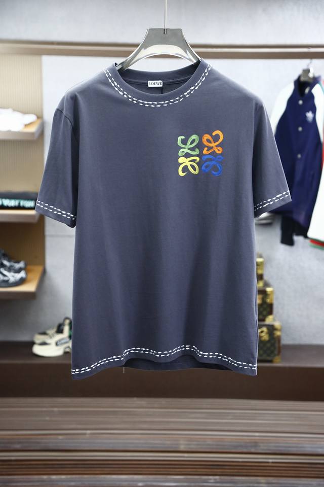 罗意威 25Ss春夏新款来袭～～～作为新贵的首选 整体的设计颇具时尚感 今天推荐他家25年旅行系列短袖T恤 让整体更加时尚 看似简单T恤 细节上处处都体现工匠精