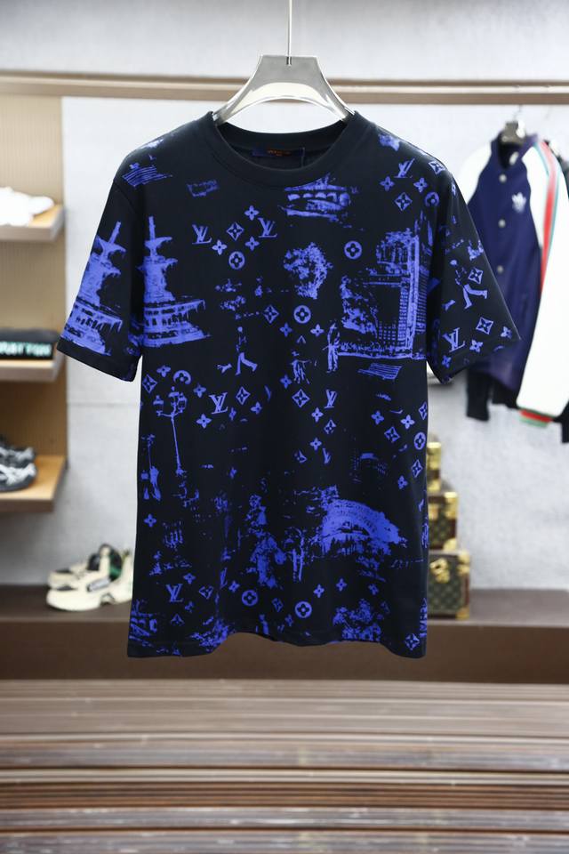 Lv路易威登 2025春夏系列新品 L 家秀场同款T恤 此款T恤定制面料饰有L家3D印花工艺嵌饰，展现其灵动变幻，恣意发不竭新生，重新勾起着装的乐趣。精工螺纹现