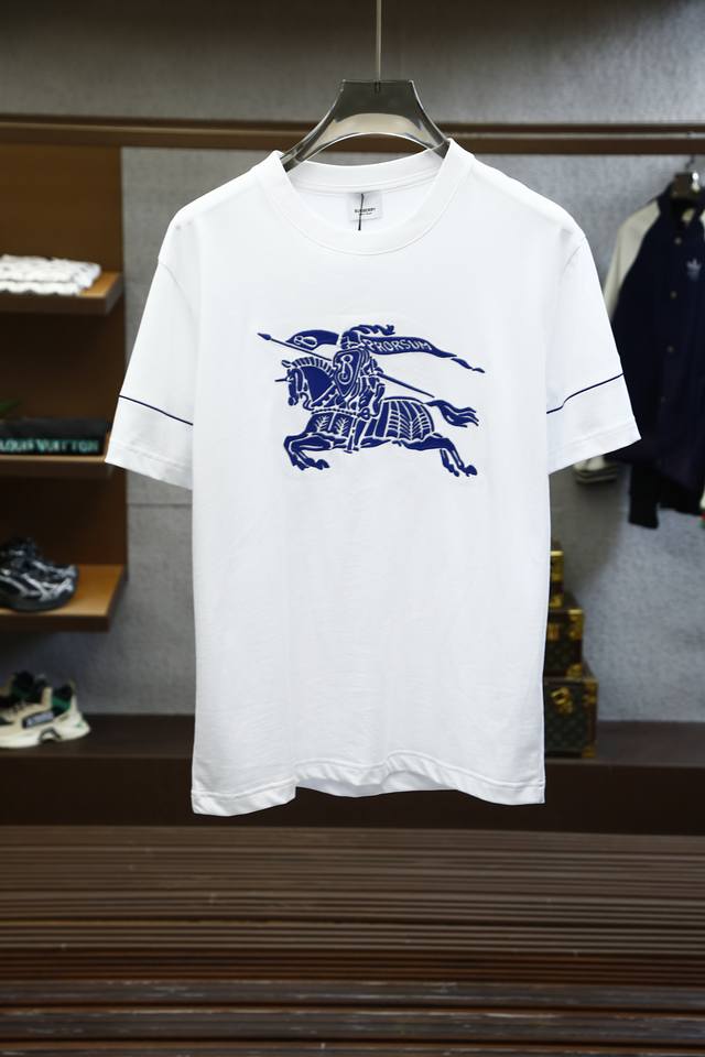 Bbr 巴宝莉- 2025春夏系列新品 爆款返单推荐 圆领短袖T恤。选用进口欧棉，以天然植物纤维提炼出来，手感柔软，穿着舒适，完全不易有刺激皮肤，这样的面料吸湿