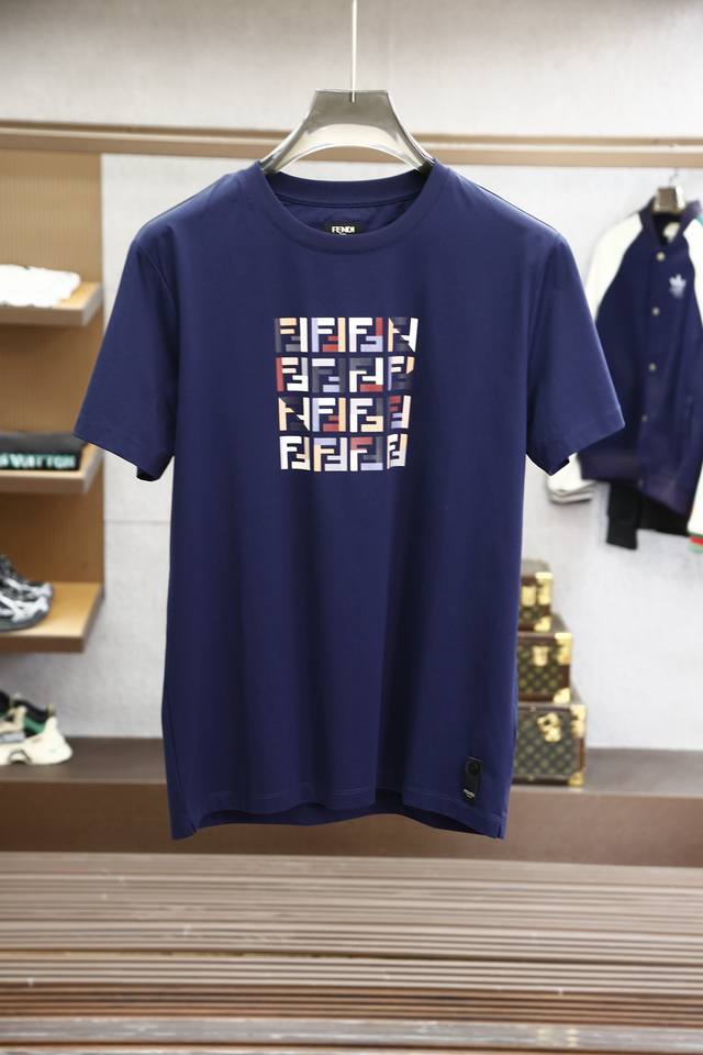 芬迪-Fe&Ndi 25春夏新品拼色Ff数码印花标识短袖T恤，正面胸前饰有品牌拼色Ff标识短袖T恤，下脚缝有Fendi贴条标识并附有颗F型五孔珍珠贝母纽扣，彰显