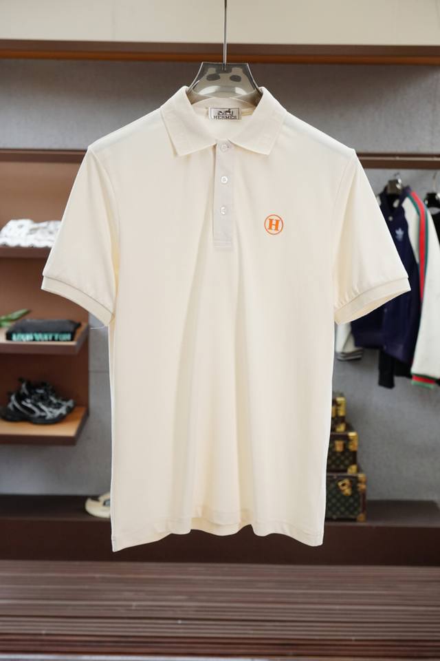 Hermes 爱马仕 2025春夏新款男士短袖T恤，众多明星都爱穿的时尚百搭单品！胸前Logo徽章超级好看,喜欢经典简约的朋友,一定不能错过了这款！沉稳大气的品
