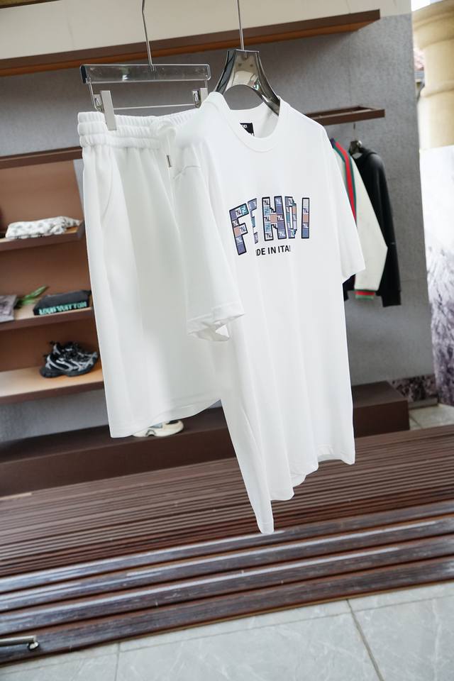 Fendi 芬迪-时尚薄款休闲外套短裤套装 采用客供高密度精纯棉材质面料，软糯亲肤，抗皱立挺有型，品牌字母Logo，满满的时尚感；适合多种穿搭风格；一款不挑年纪